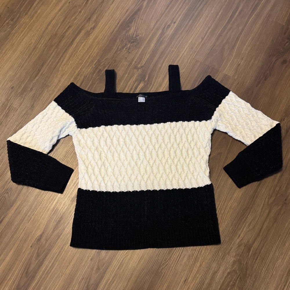 Venus XL Open Shoulder Sweater Black White